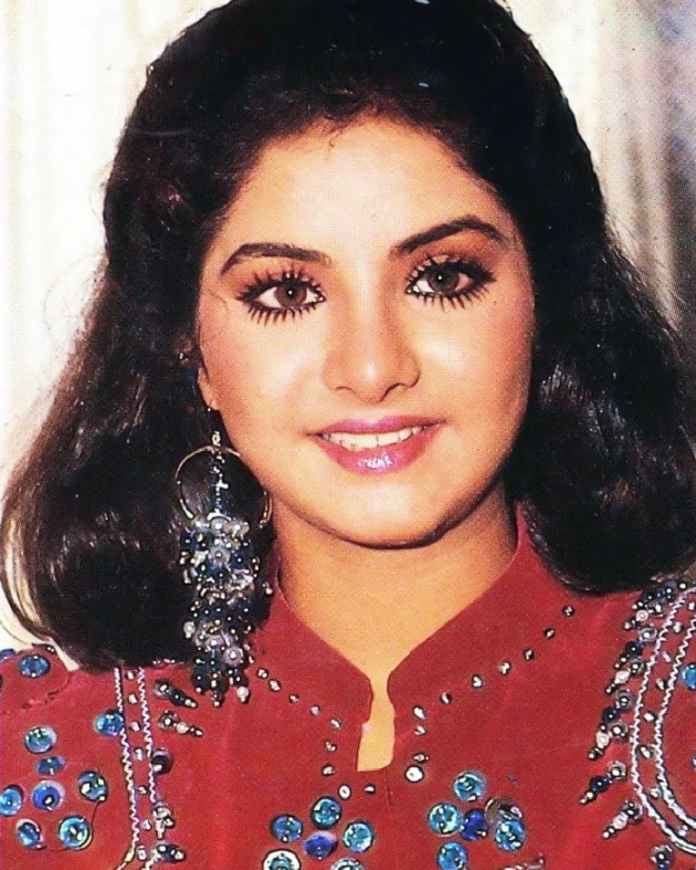 English Film-Review by Divya Bharti : 111113289